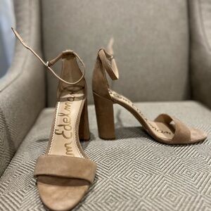 The Most Gorgeous Neutral Fall Sandal